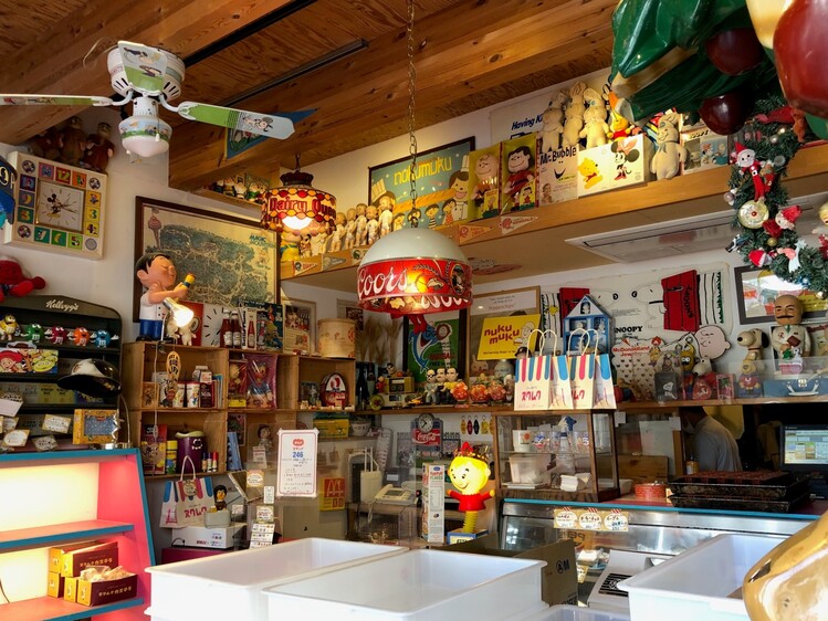 まるでおもちゃ箱のような店内。1階はベーカリー、2階はカフェになっている