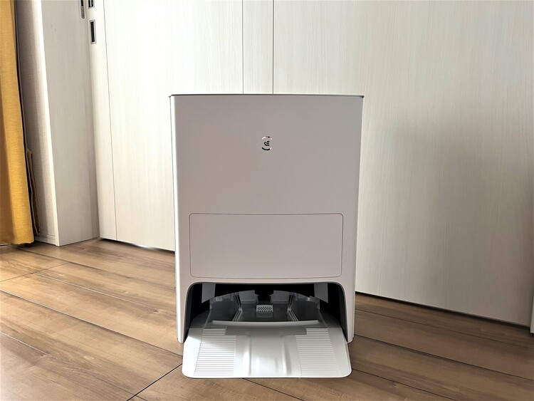 この存在感！ 様々な機能がこのステーションに集約されているので、大きなサイズになっています。