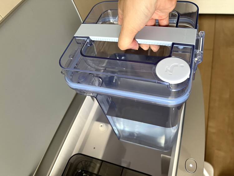 わかりやすいように、水を少し少なめにして写真を撮っていますが、MAXの線がついているので、そこまで水を入れてステーション本体にいれます