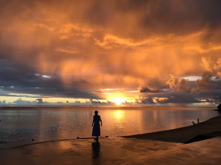 水平線から昇る朝陽と海に沈む夕日が、日常の中にあるのも魅力
