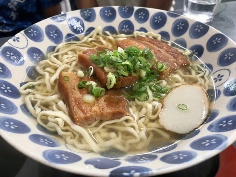 名物の沖縄そば。おすすめのお店は、比屋根（ひやごん）にある「うゎちち」だとか