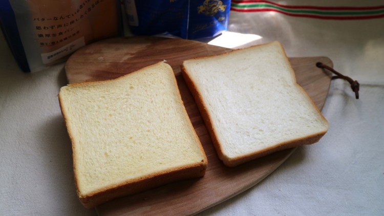 ▲左がモスの食パン、右がロイヤルブレッド。モスはやや黄色味があります