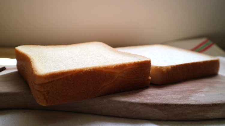 ▲断面はモスの食パンが3cm、ロイヤルブレッドは2.2cmでした