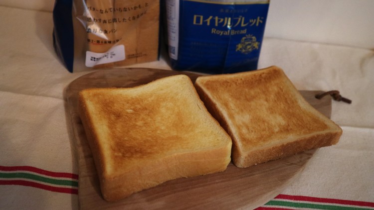▲左がモスの食パン、右がロイヤルブレッド。キツネ色が食欲をそそります！