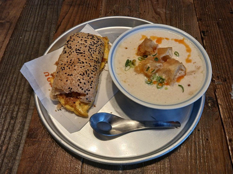 鹹豆漿（豆乳スープ）と焼餅のサンド