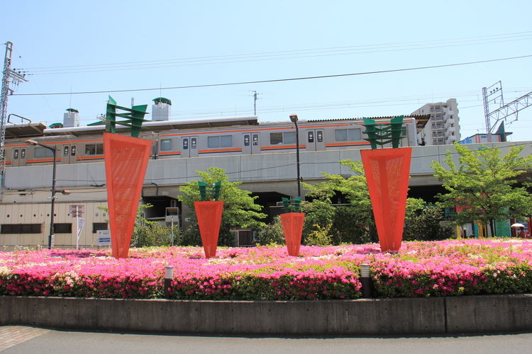 北朝霞駅北口ニンジンモニュメント
写真提供：朝霞市