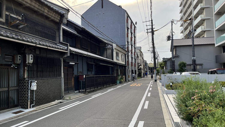 古民家の前にマンションが建つ。城東区ではあたりまえの風景