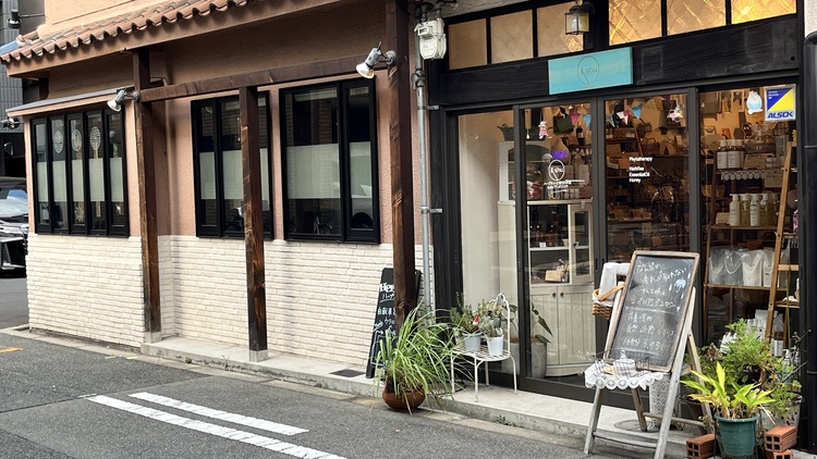 路地の至る所にレトロなお店が並ぶ