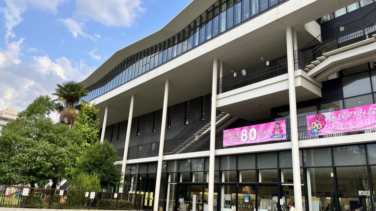野球場もある蒲生公園前の好立地。図書館からの眺めもきれい