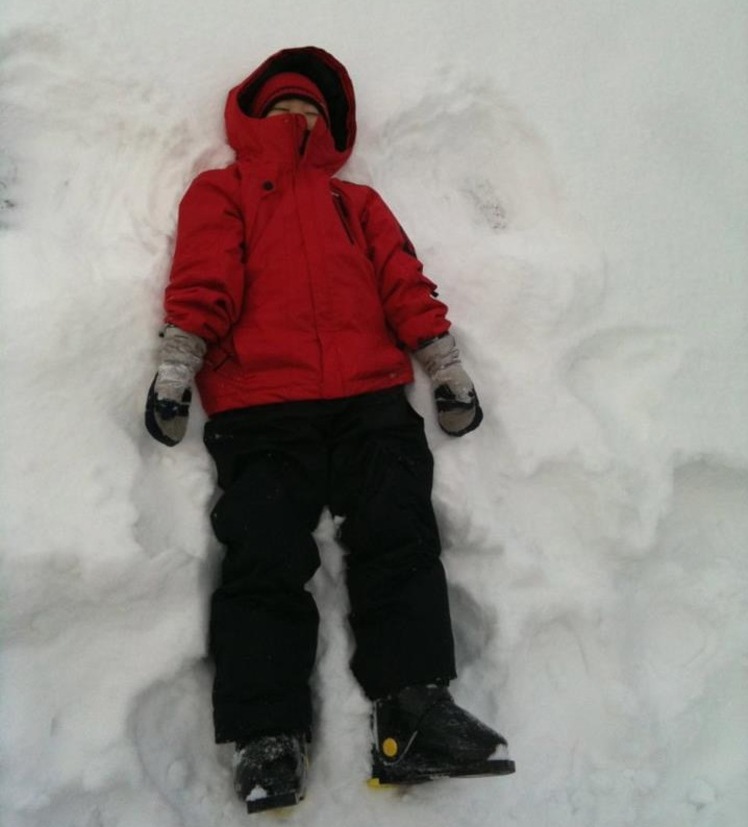 雪の上に寝転んで、腕をパタパタさせて天使の羽を作ります