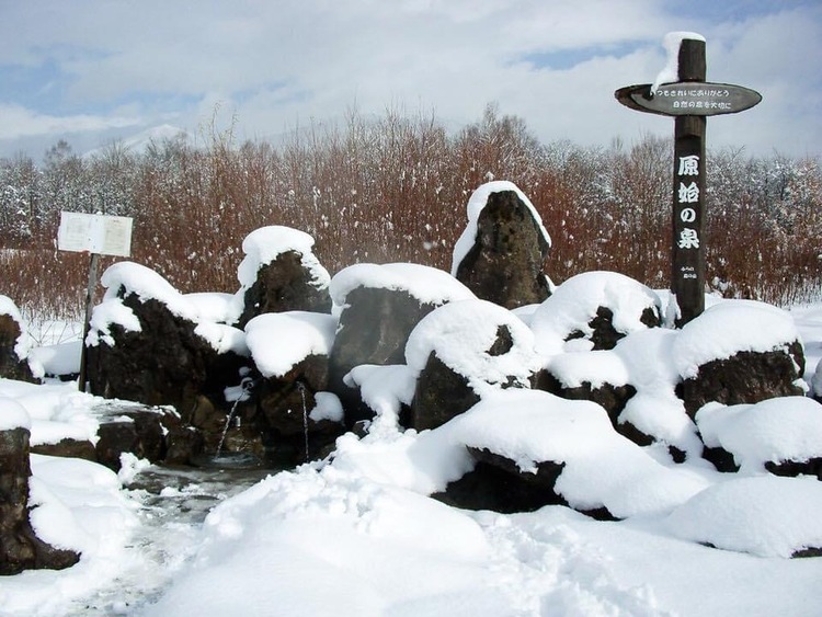 べべルイ地区に自噴する伏流水で観光客、地元民ともに人気の「原始の泉」