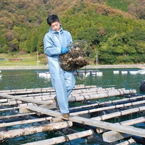 ご主人が家業の漁業を継いだ現在は、まりげさんも牡蠣の養殖業をサポート