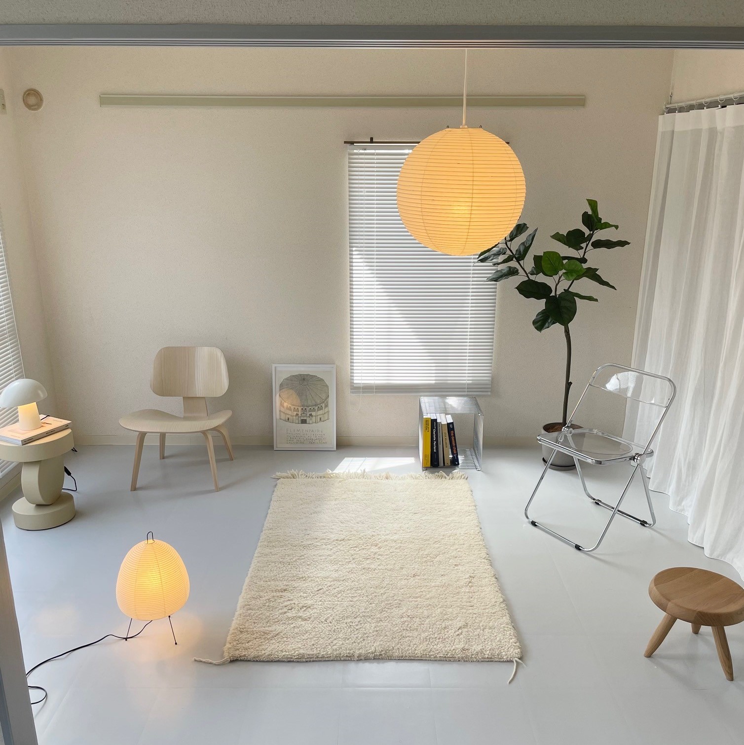 ペンダントランプは「AKARI 45A」、フロアランプは「AKARI 1A」。和の照明なのにモダンな部屋にもぴったり
