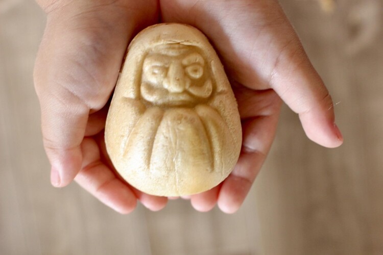 長さ約6cm。大人の片手、幼児の両手にコロンと収まるサイズ感