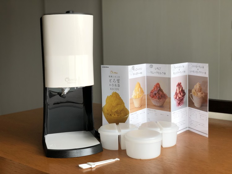 ▲手前がハケ。刃の部分にフルーツなどがつまった時はこれで掃除ができます