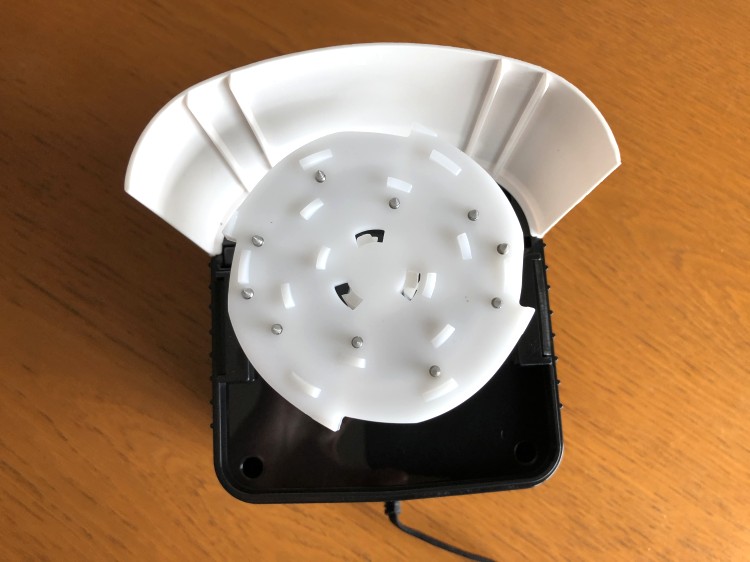 ▲スパイクのようなトゲトゲがついていて、この部分で氷を押さえます。トゲトゲは触るとけっこう痛いです