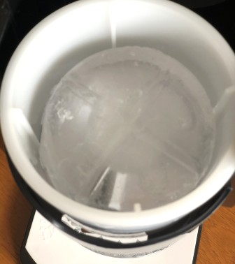 ▲氷の平な面を下にしてセットします