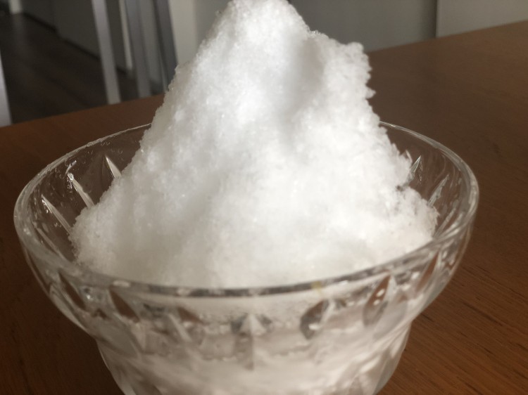 ▲伝わりにくいかもしれませんが、ふわふわの氷が削れました。子どもの頃家にあった家庭用かき氷器で作れる氷とは別物です
