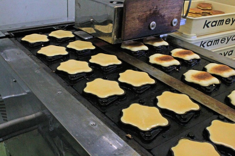 亀どらを焼き上げる様子
画像提供：株式会社龜屋