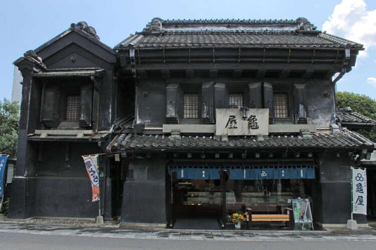黒漆喰の見世蔵を手本に建てられた蔵造り建築。龜屋本店は市指定有形文化財
画像提供：株式会社龜屋