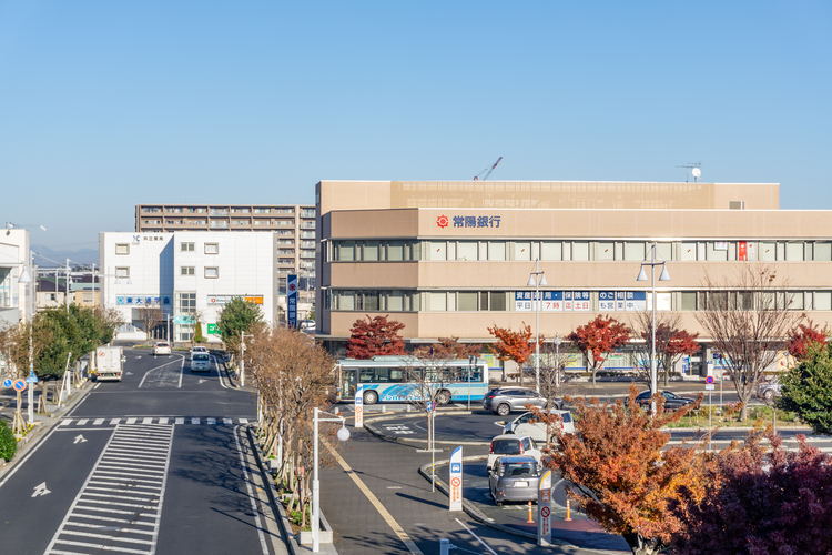 駅東口近くには商業施設も