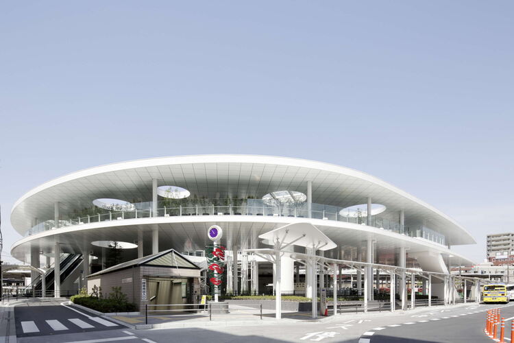 JR茨木駅　
写真提供：茨木市
