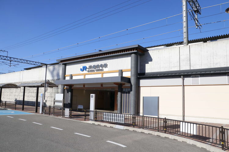 JR総持寺駅　
写真提供：茨木市