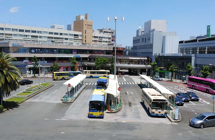 阪急茨木市駅西口ロータリー
写真提供：茨木市