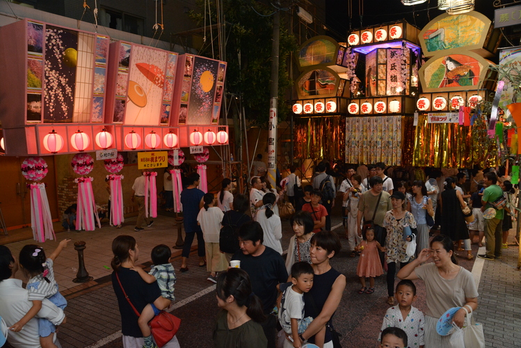 会場内にはたくさんの七夕装飾が飾られる