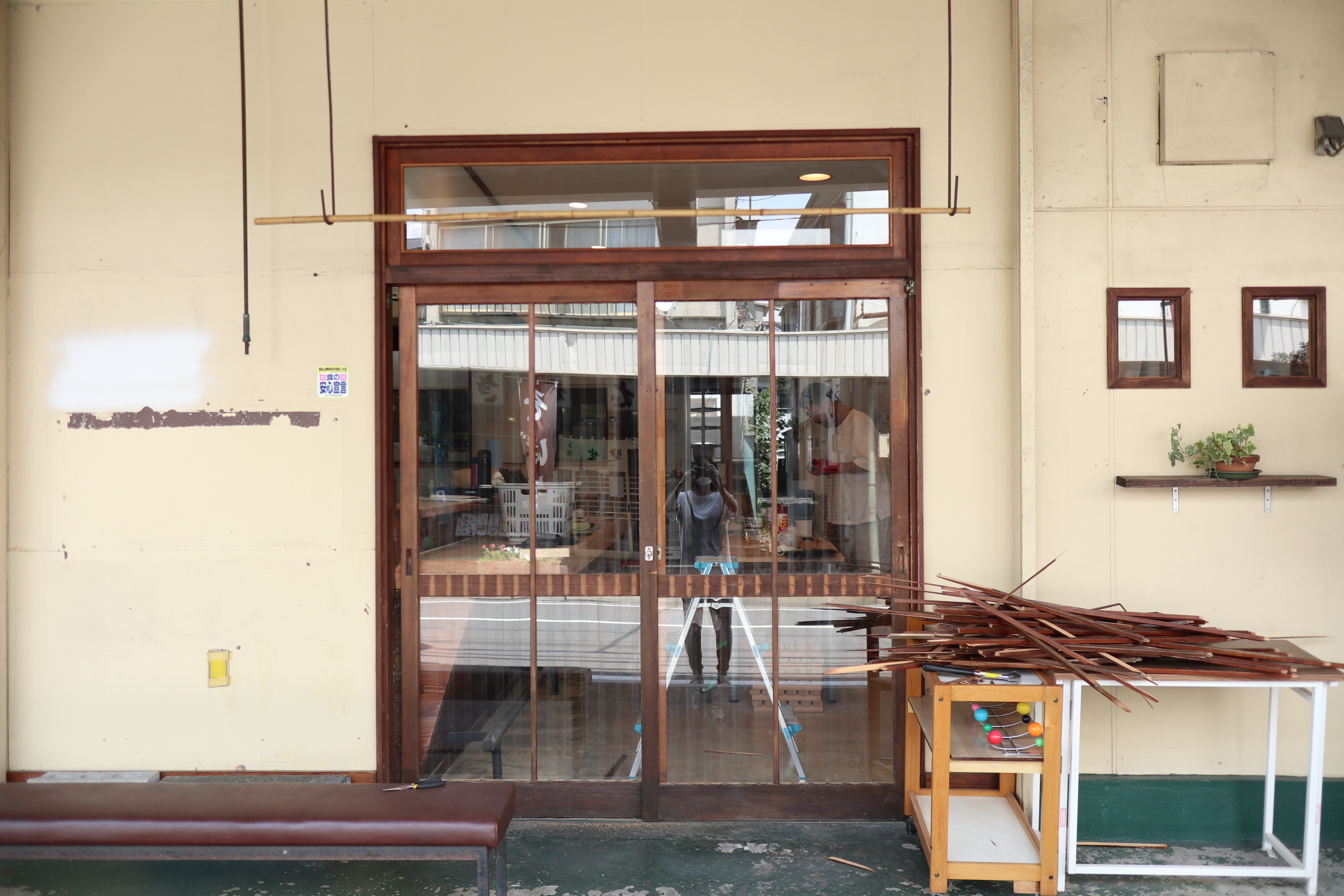 少し前までは定食屋、定食屋の前は居酒屋だったという古い店舗を夫婦でリノベーション