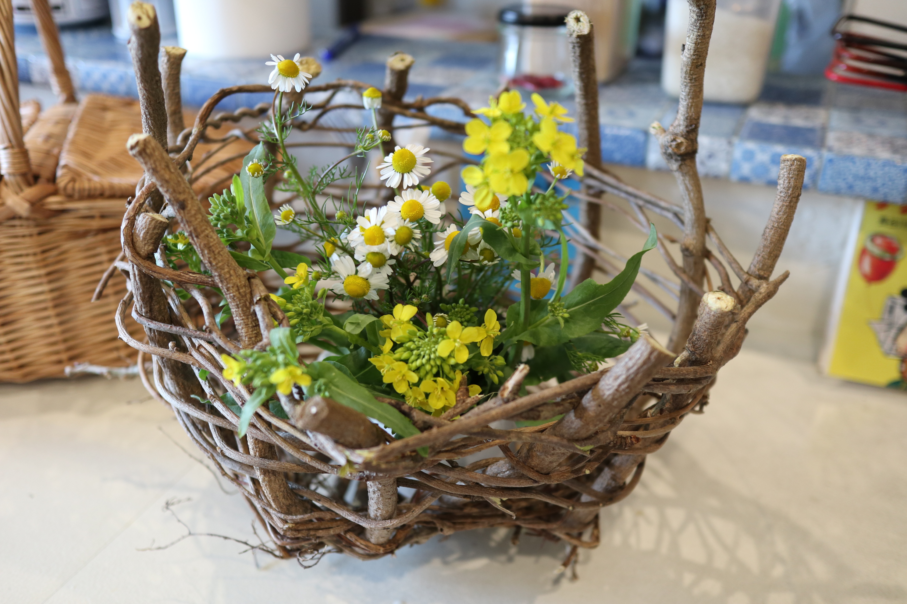 畑で摘んだ草花をお手製のツルカゴへ。いろいろなものを手作りすることもさくらさんの楽しみになっている