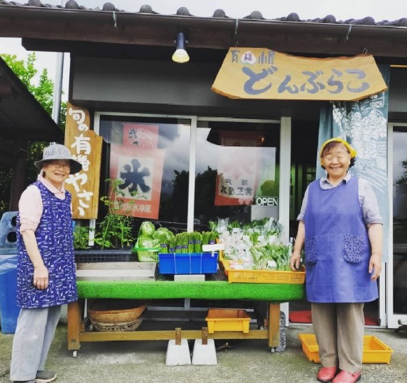 朝に採れた野菜を目当てにやってくる地元民も多い