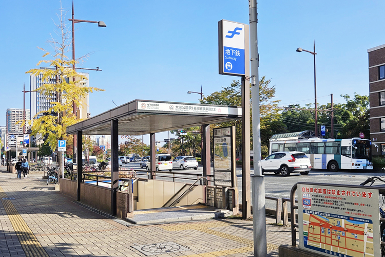 地下鉄大濠公園駅の1番出口。駅の北側に居住するなら、ここが一番便利。目の前には「セブンイレブン」がある