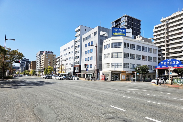 大濠公園駅の真上に位置する荒戸交差点。写真右手の北側が住宅地、左手の南側に大濠公園がある