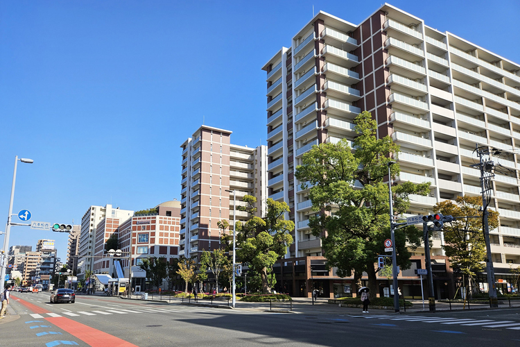 「大濠公園」の南側に位置する六本松エリア。「福岡市科学館」は「六本松421」という商業施設内にある