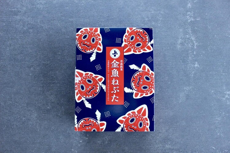 金魚ねぶたがたくさん描かれた華やかなパッケージ