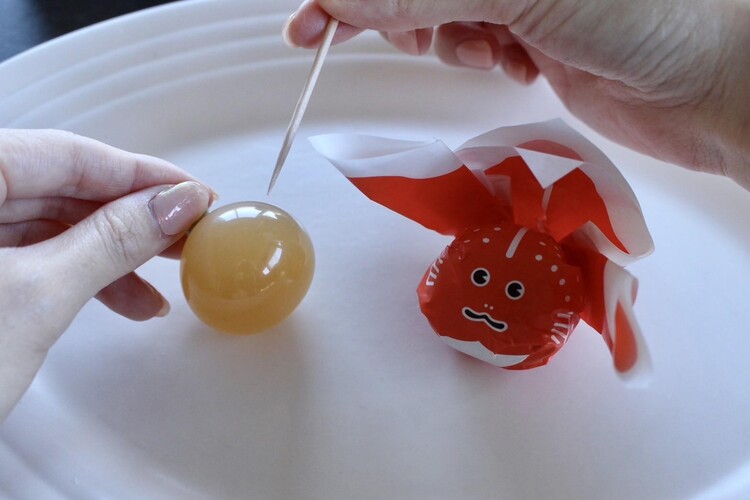 金魚の形は、ひとつずつ丁寧に手作業でつくられる