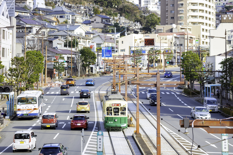 観光に便利な路面電車のある風景