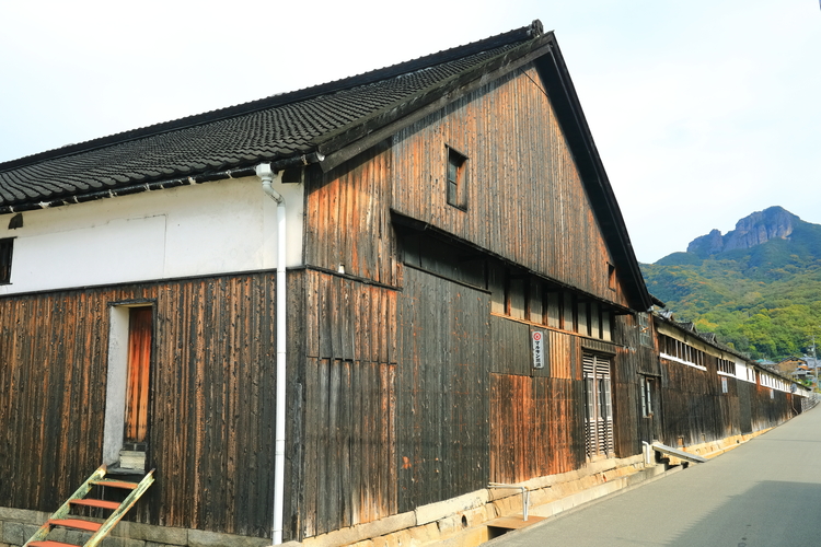 もうひとつの観光地として有名な「醤の郷（ひしおのさと）」には、今も20軒以上の醤油蔵や佃煮工場が軒を連ねる