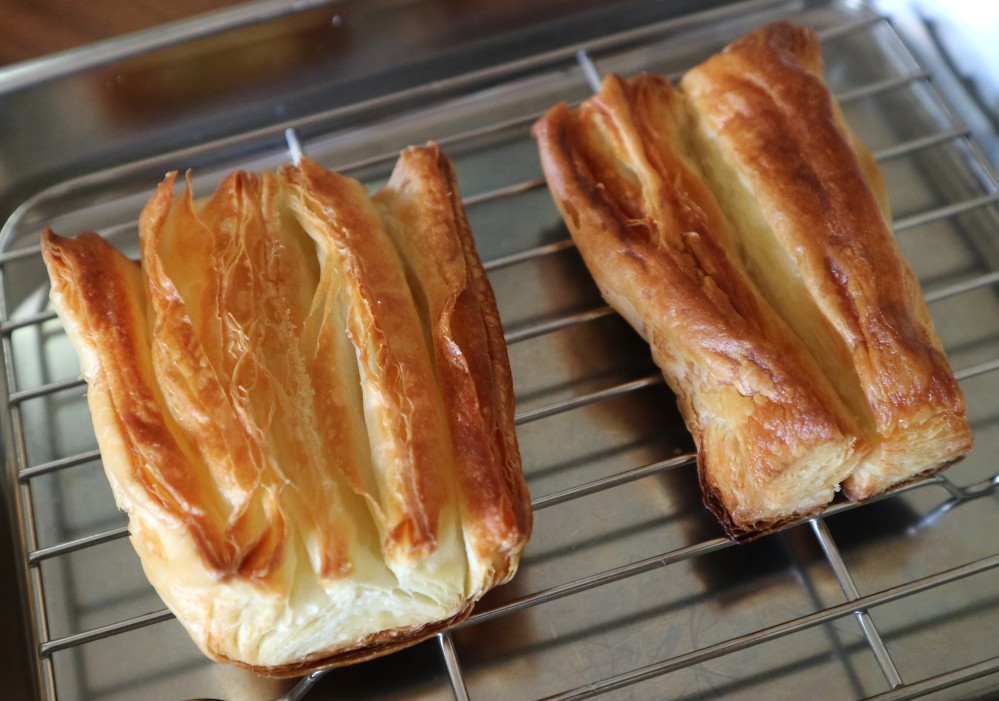 ▲焼き上がり後、網の上で少し冷まします