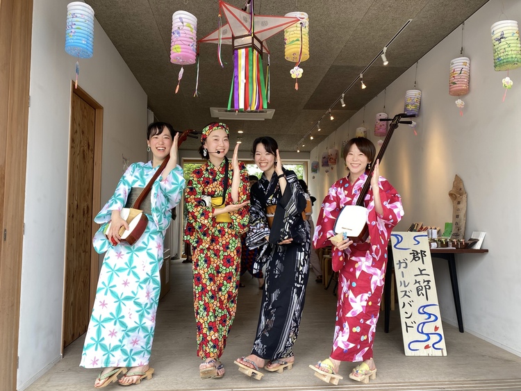 演奏が始まると真剣な表情になるメンバーも、いつもは元気いっぱい