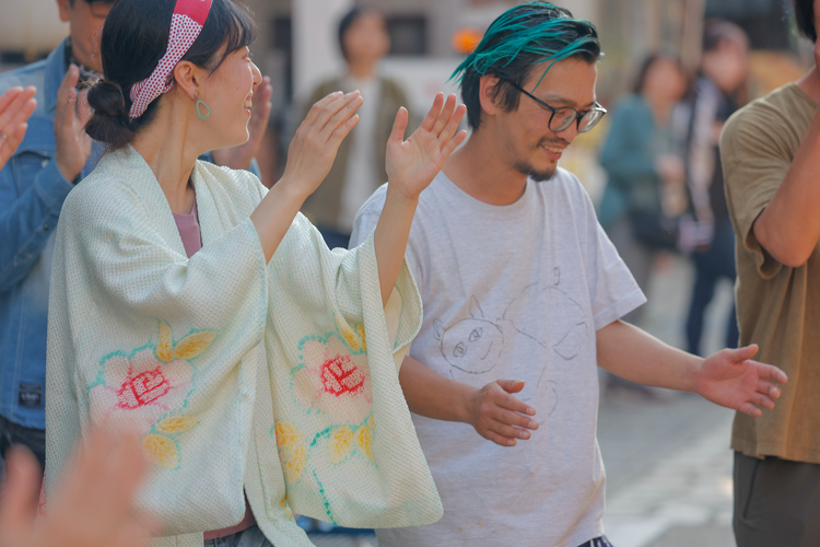 すっかり街に溶け込み、日々暮らしを満喫
画像提供：渡辺俊太