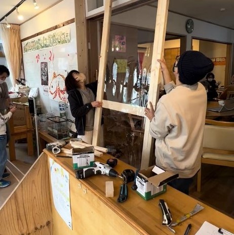 長町商店街の小規模多機能型居宅介護施内には駄菓子屋が併設。その間に設置する引き戸を制作
