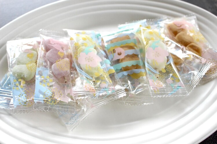 小箱のなかの串吉備団子は個包装されていて、一箱に2種類4串ずつの8串入り。2箱合わせると、プレーン・きなこ・白桃・マスカットの4種類すべての味を楽しめる