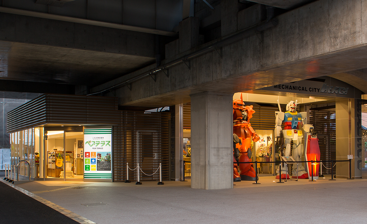 いなぎ発信基地ペアテラス（ガンダムモニュメント）
写真提供：稲城市観光協会
©創通・サンライズ
