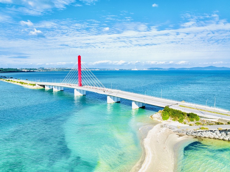 赤い橋が印象的なうるま市の海中道路