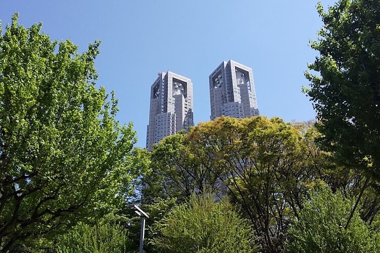 休日になると東京に戻り、友人に会ったり、映画や美術館を訪れたりするとか