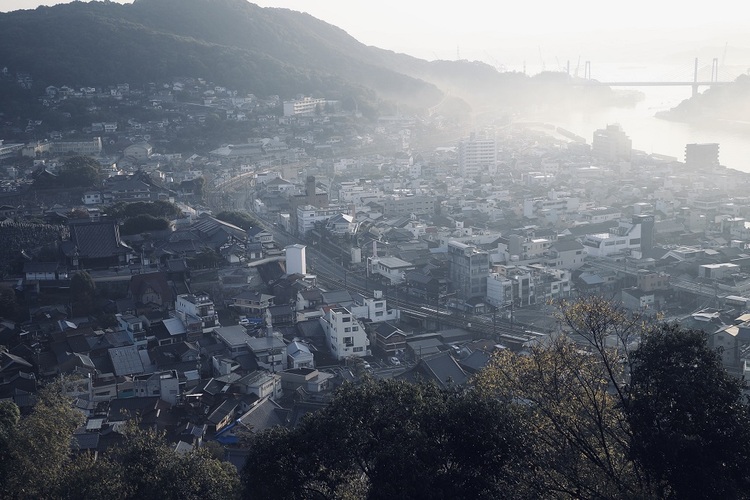 千光寺境内からの風景。目の前に広がるのは、瀬戸内海と尾道市街
