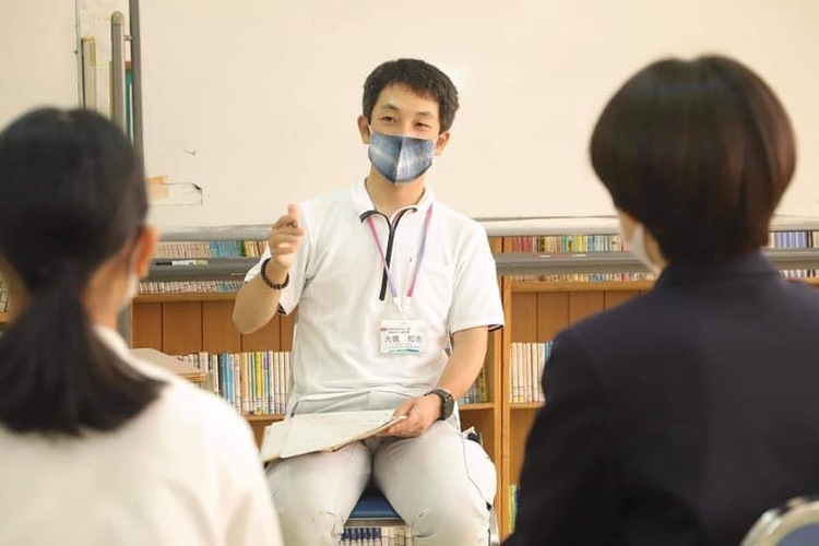 小・中・高校などでふるさと探求学習での講師をしている大橋隊員