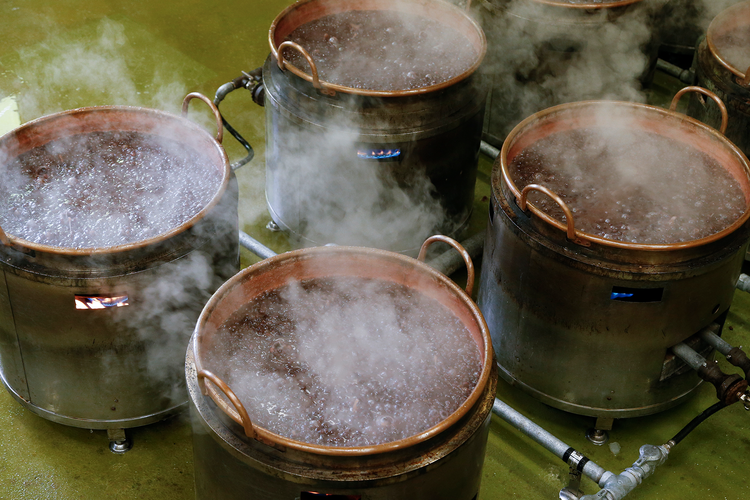 小豆は職人が手炊き。小豆の粒をつぶさないように丁寧につくられる
画像提供：株式会社 叶 匠寿庵